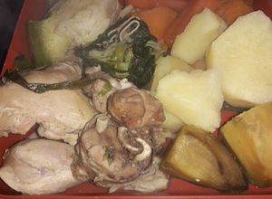 Una foto de Puchero de pollo y caracú de cerdo