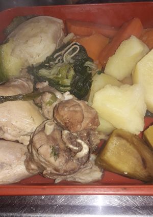 Una foto de Puchero de pollo y caracú de cerdo