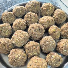 A picture of Gond dryfruit laddoo.
