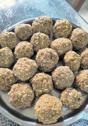 A picture of Gond dryfruit laddoo.