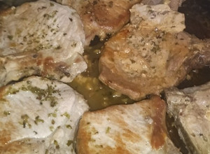 Una foto de Chuletas de cerdo asaditas con merkén