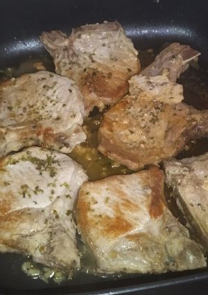 Una foto de Chuletas de cerdo asaditas con merkén