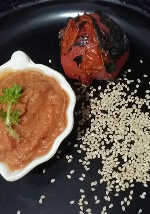 A picture of Roasted tomato and sesame seeds tikhi chutney.