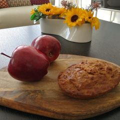 A picture of Apple pudding with crazins.