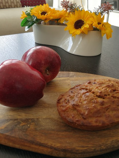 A picture of Apple pudding with crazins.