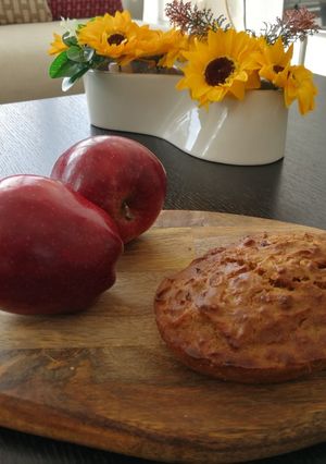 A picture of Apple pudding with crazins.