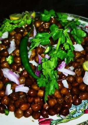 चटपटे बघरे हुए चने(chatpate bghare hue chane recipe in hindi) रेसिपी मुख्य फोटो
