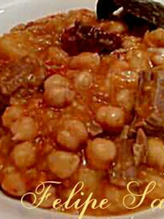 Una foto de Garbanzos con ternera y jamón
