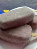 Paletas heladas de bananas con arándanos
