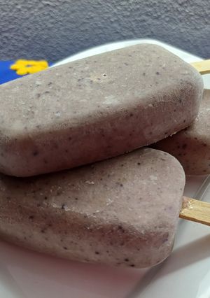 Una foto de Paletas heladas de bananas con arándanos