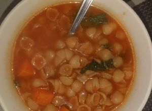 Una foto de Sopa aguada con zanahoria/espinacas