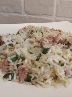 Una foto de Arroz con picada de pavo y vainas