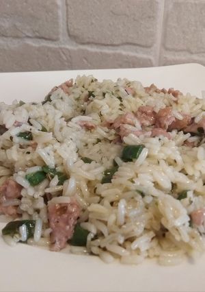 Una foto de Arroz con picada de pavo y vainas