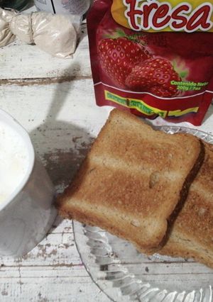 Una foto de Tostadas con leche