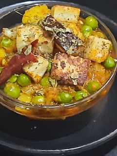 આલુ મટર પનીર સબ્જી (Aloo Matar Paneer Sabji Recipe In Gujarati) રેસીપી મુખ્ય ફોટો