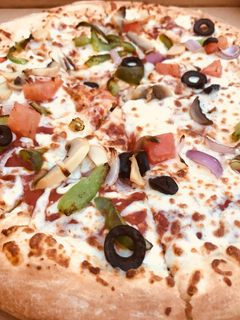 صورة لوصفة بيتزا الخضار وشرائح البصل وشرائح البندورة