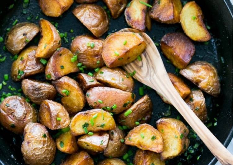 Garlic and Thyme Pan-Fried Red Potatoes