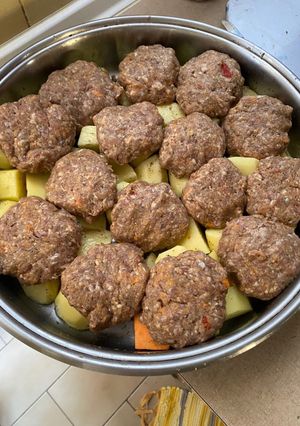 Φωτογραφία της συνταγής Μπιφτέκια με πατάτες στον φούρνο
