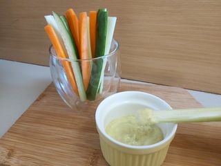 蔬菜沙拉棒佐酪梨優格醬