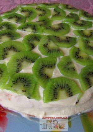 Фото Бисквитный торт с масляным кремом и фруктами.