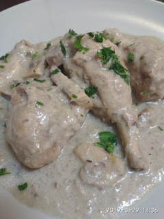 Una foto de Pollo con salsa de champiñones a la pimienta verde