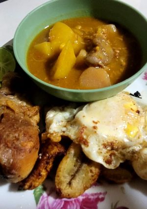 Una foto de Menú Combinado de Caldo, Huevo Frito y Carne
