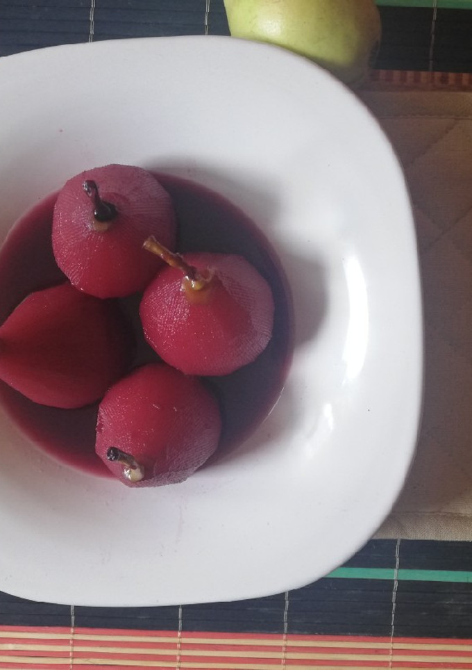 Una foto de Peras al vino tinto