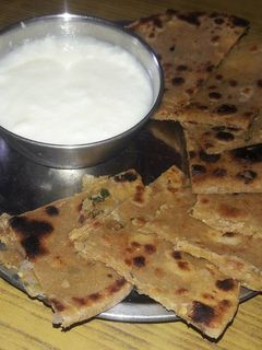 प्याज़ पराठा विथ दही (Onion paratha with curd recipe in hindi) रेसिपी मुख्य फोटो