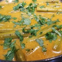 A picture of Drum sticks curry / saragvo.