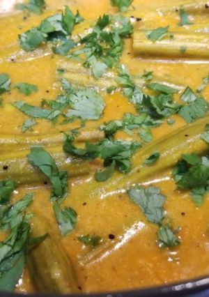 A picture of Drum sticks curry / saragvo.