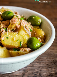 Una foto de Ensalada de verano: patata, atún, perejil picado, ajo y aceite