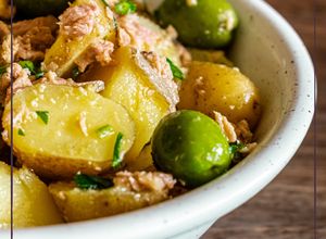 Foto principal de Ensalada de verano: patata, atún, perejil picado, ajo y aceite