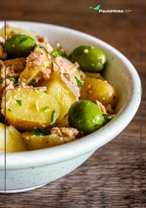 Una foto de Ensalada de verano: patata, atún, perejil picado, ajo y aceite