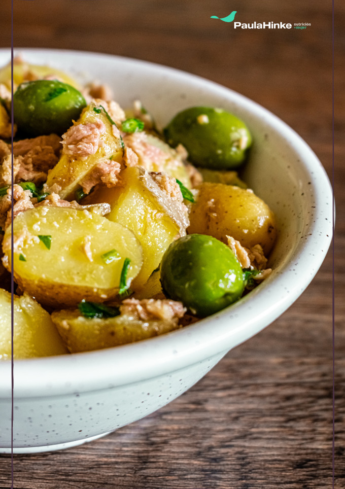Una foto de Ensalada de verano: patata, atún, perejil picado, ajo y aceite