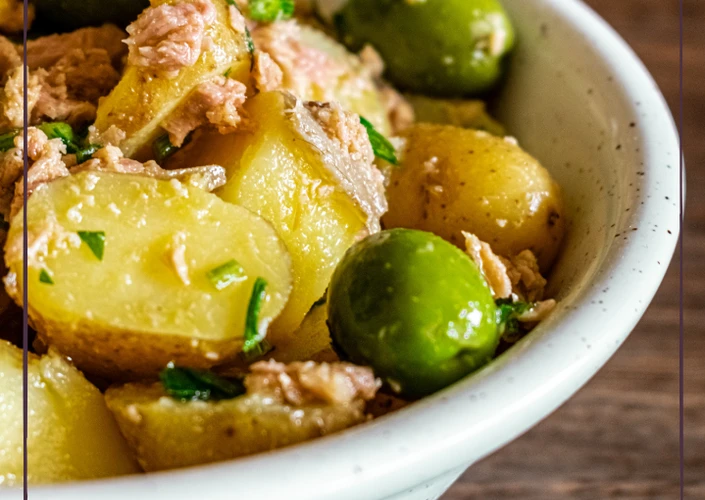 Pasos sencillos para Preparar  Ensalada de verano: patata, atún, perejil picado, ajo y aceite