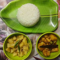 A picture of Aloo Poshto & Phulkobi Dalna.