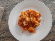 Una foto de salsa para tortellini espinacas