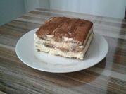 Una foto de tiramisú con queso crema con gelatina