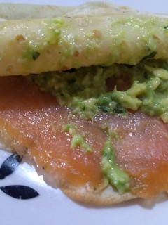 Una foto de Panqueque con salmón y mayonesa de palta