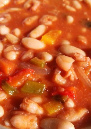 Una foto de Alubias con tomate