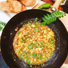A picture of Karahi Choolay.