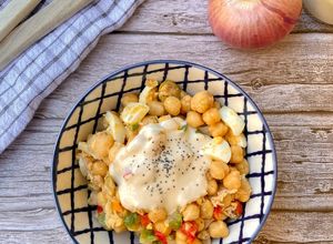 Foto principal de Ensalada de garbanzos con salsa de yogur