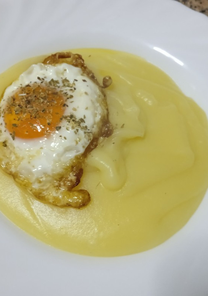 Una foto de Huevo pochado sobre parmenter de patata