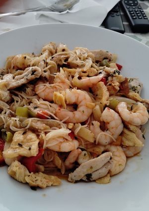 Una foto de Fideos chinos con pechuga de pollo y gambas