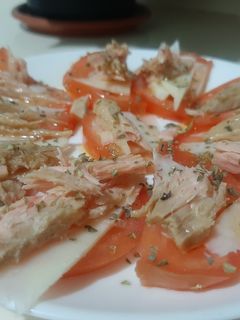 Una foto de Picoteo de tomate con queso y bonito