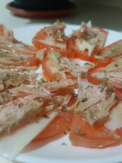 Una foto de Picoteo de tomate con queso y bonito