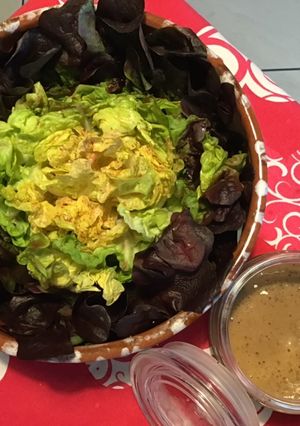 Une photo de Salade feuille de chêne sauce deux moutardes,deux vinaigres et soja
