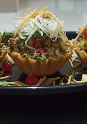A picture of ફણગાવેલા મગ-મઠ  બાસ્કેટ કટોરી ચાટ (Sprouts Basket Katori Chat).