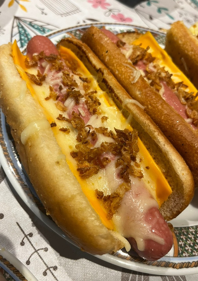 Una foto de Hot dog con queso a la parrilla 🧀