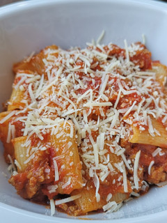 Una foto de Rigatoni a la Boloñesa con Berenjena